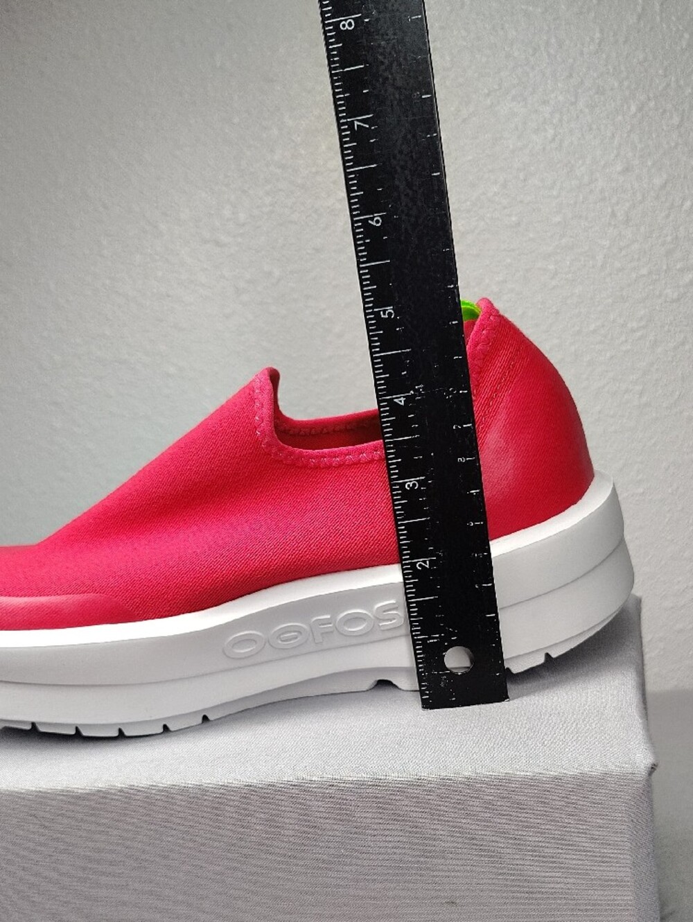 OOFOS OOmega eeZee Low Canvas Slip-On Neon Berry Size 8 - Picture 6 of 9